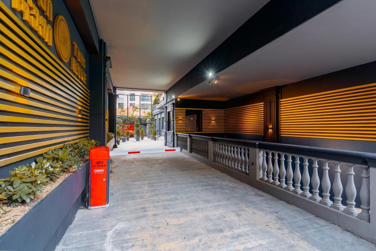 Tapis Rouge Design Boutique Hotel Batumi Exterior foto The entrance of the hotel