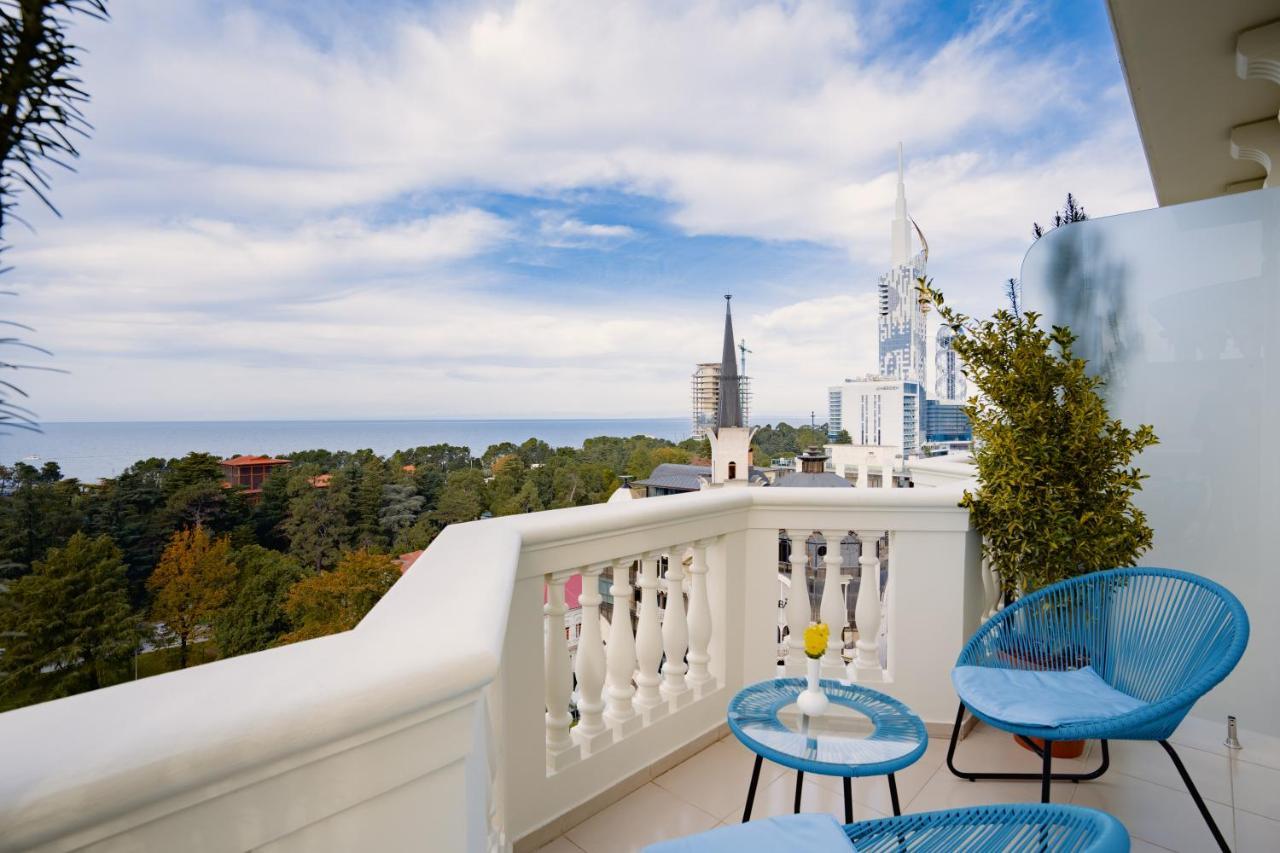 Tapis Rouge Design Boutique Hotel Batumi Exterior foto A balcony
