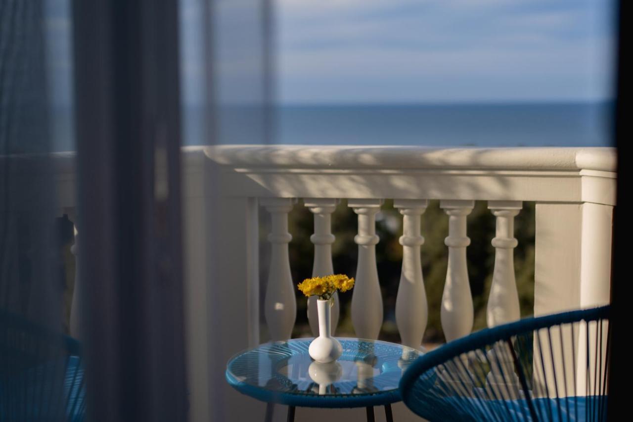 Tapis Rouge Design Boutique Hotel Batumi Exterior foto A balcony