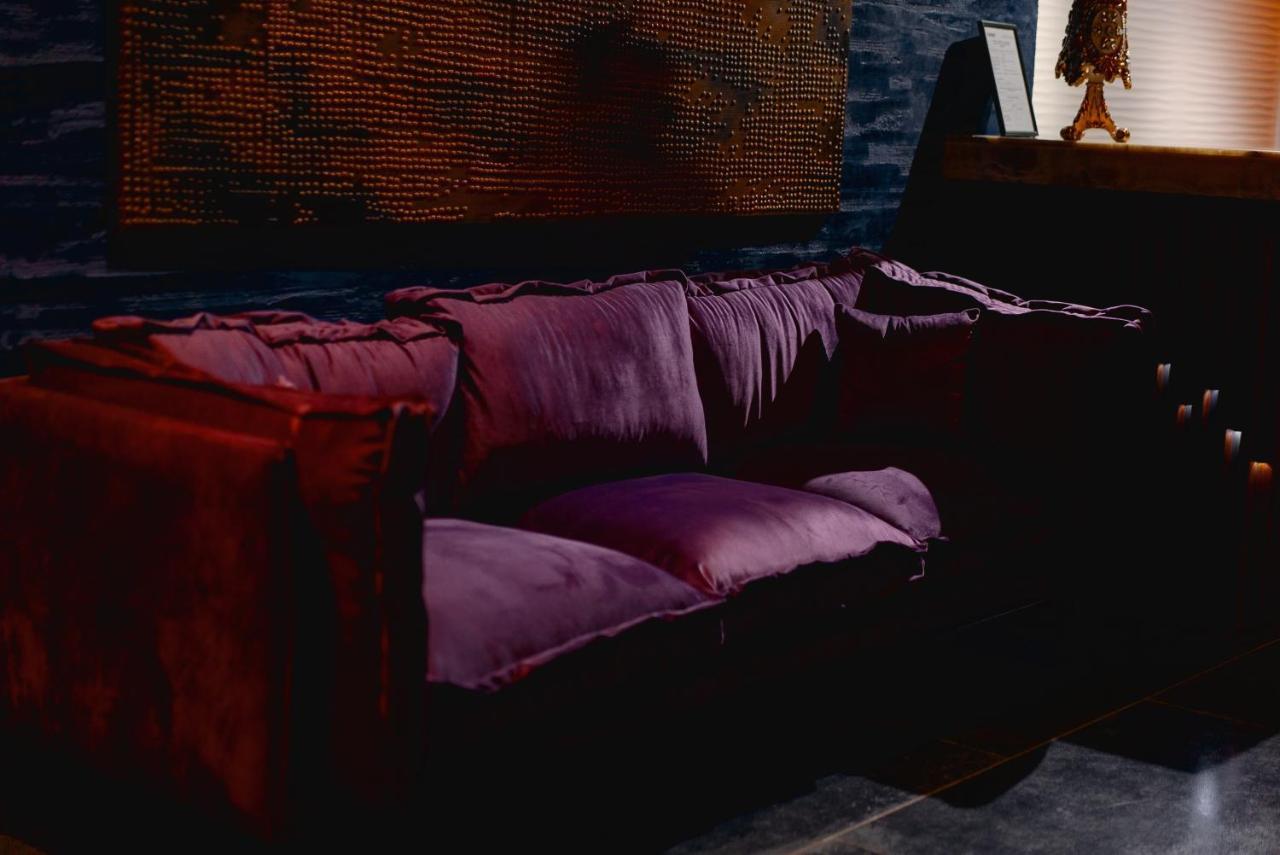 Tapis Rouge Design Boutique Hotel Batumi Exterior foto A sofa