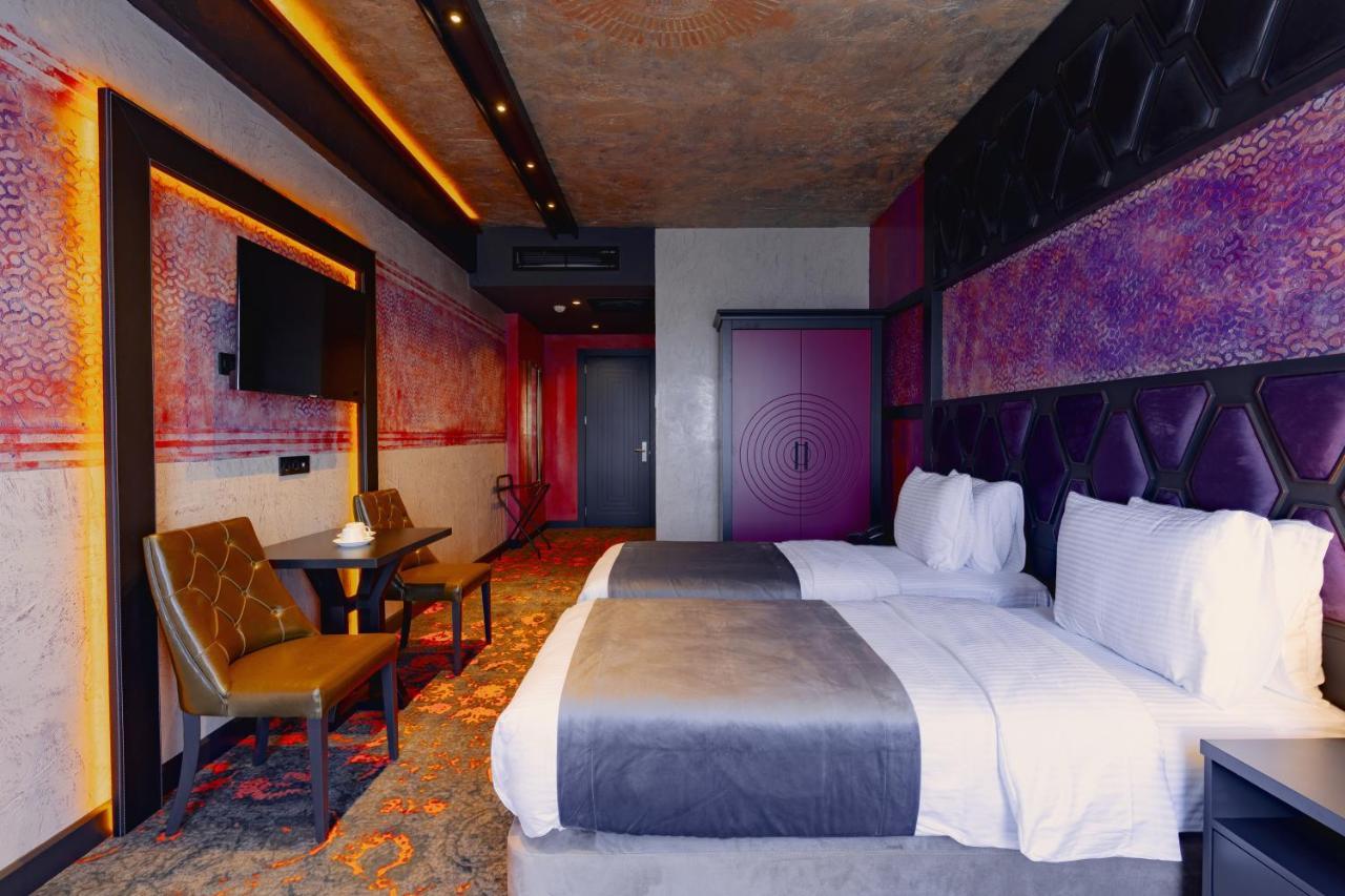 Tapis Rouge Design Boutique Hotel Batumi Exterior foto A room at the hotel