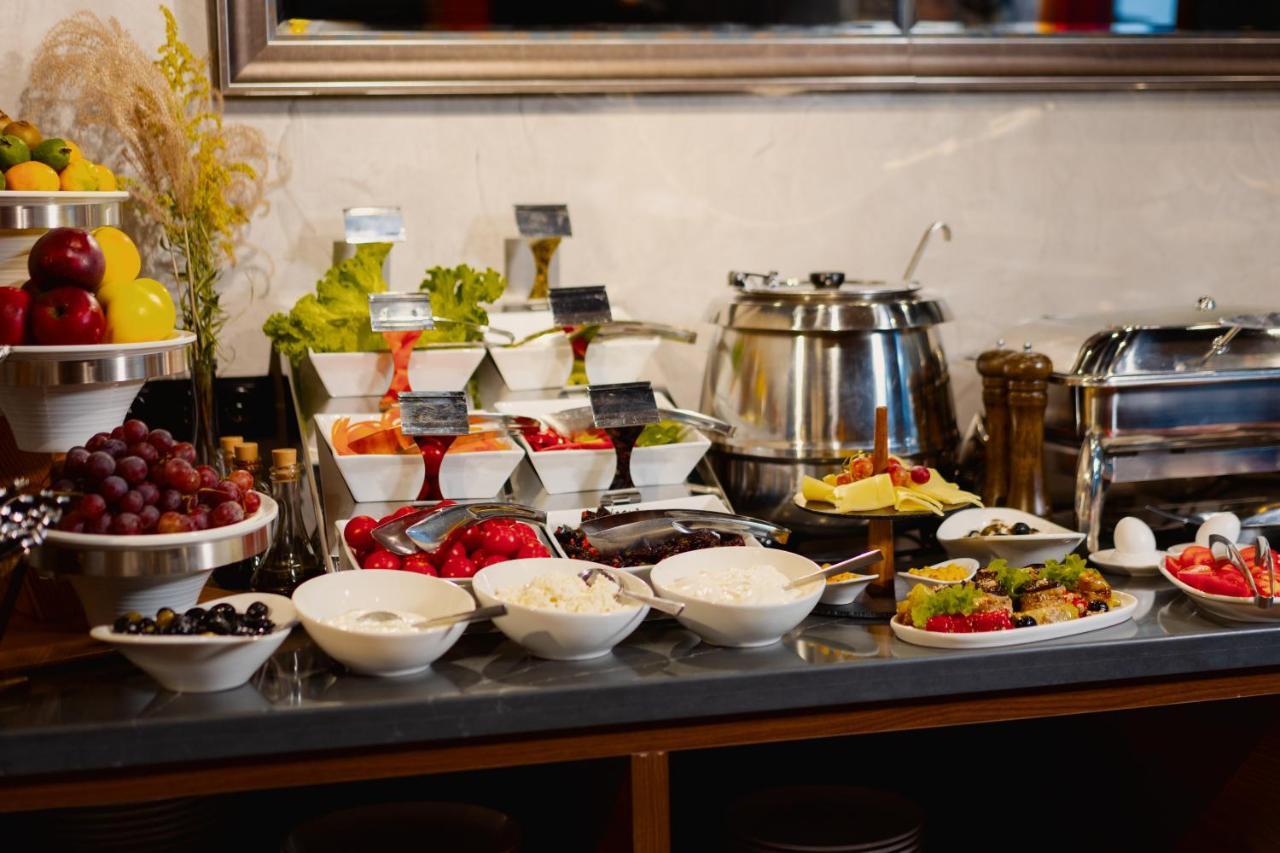 Tapis Rouge Design Boutique Hotel Batumi Exterior foto A buffet