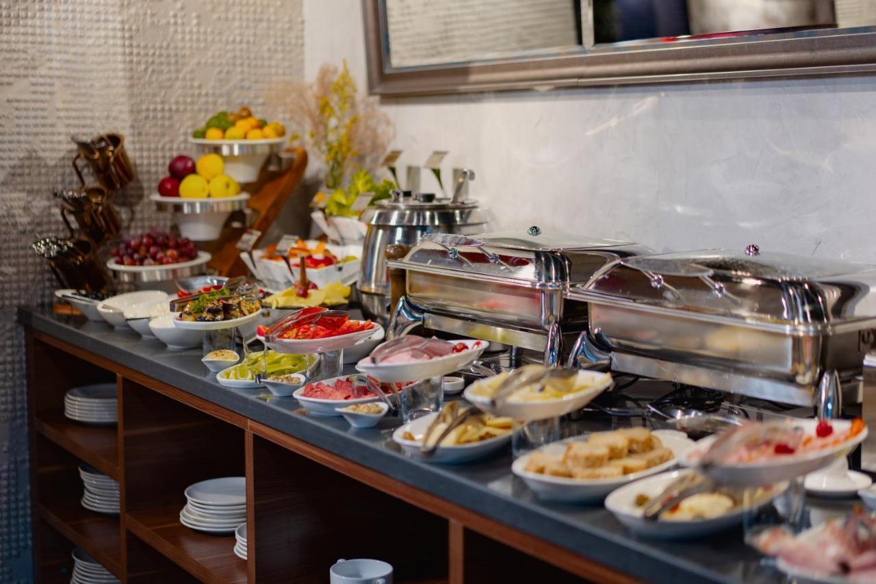 Tapis Rouge Design Boutique Hotel Batumi Exterior foto A buffet