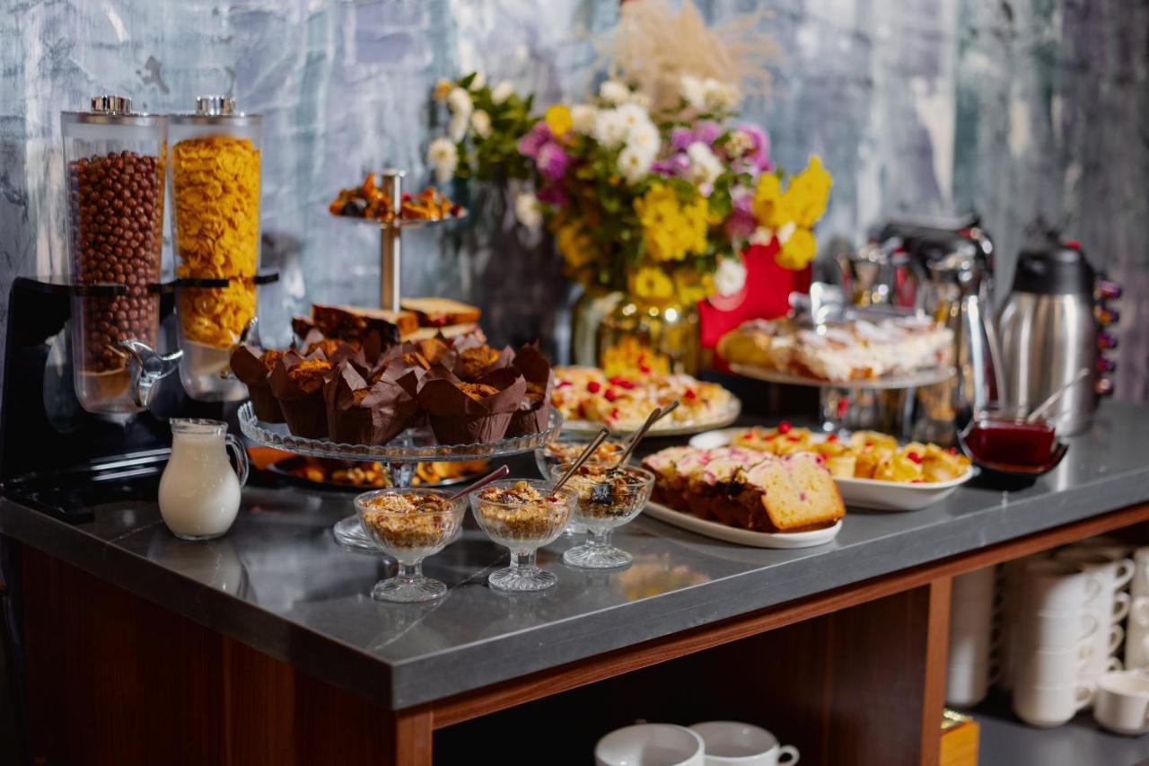 Tapis Rouge Design Boutique Hotel Batumi Exterior foto A buffet of desserts