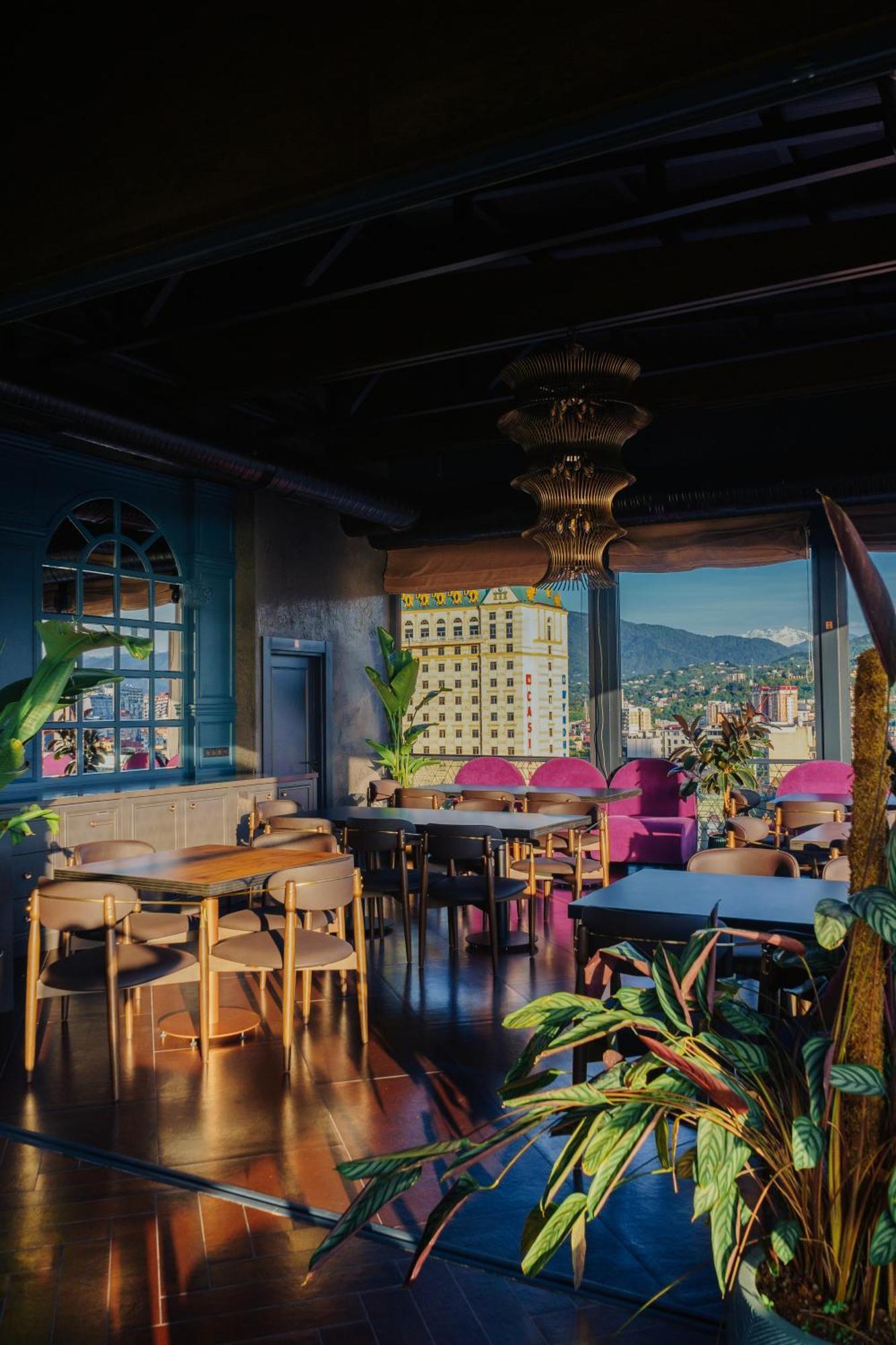 Tapis Rouge Design Boutique Hotel Batumi Exterior foto The rooftop bar at the Standard Hollywood