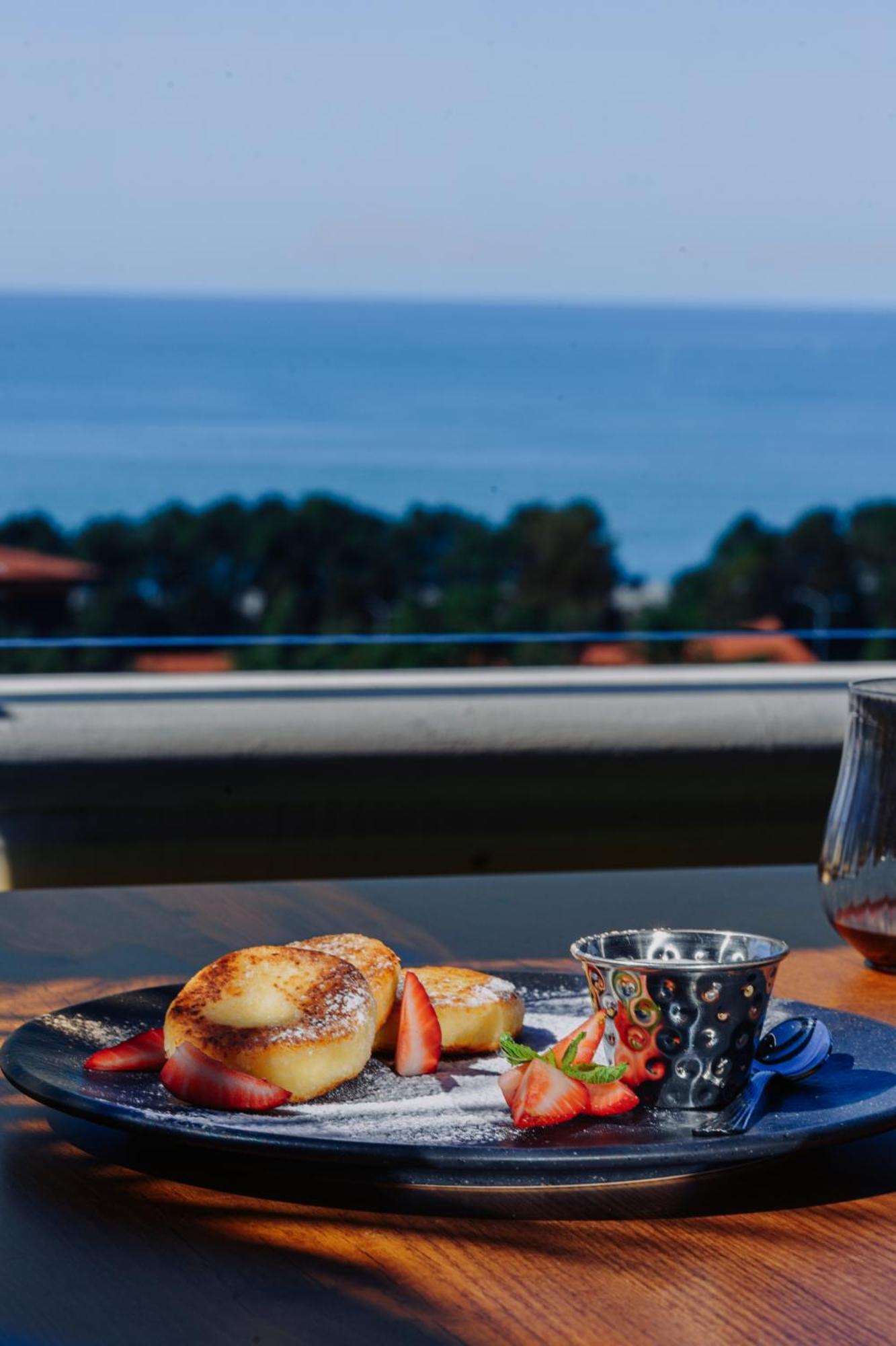 Tapis Rouge Design Boutique Hotel Batumi Exterior foto A view of the track from the restaurant