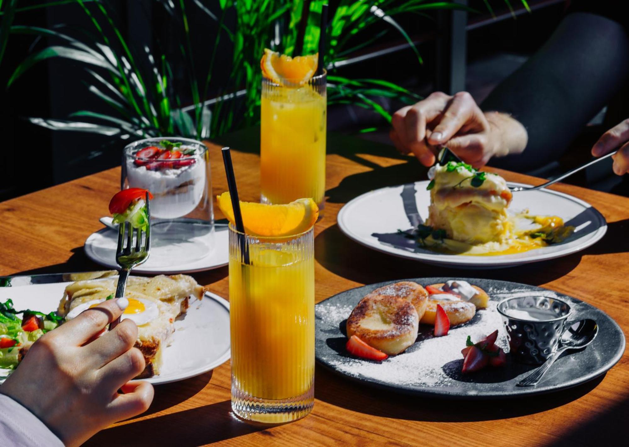 Tapis Rouge Design Boutique Hotel Batumi Exterior foto A meal at a restaurant